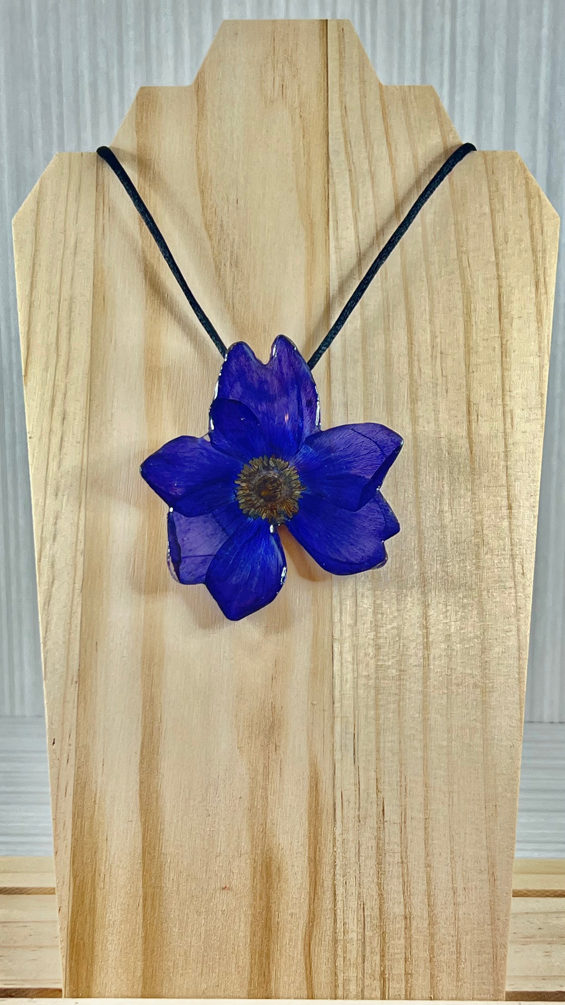 Collar de flor de anémona.